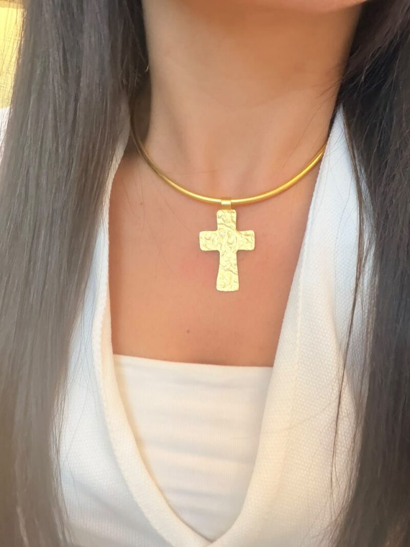 Moka Cross with a Choker
